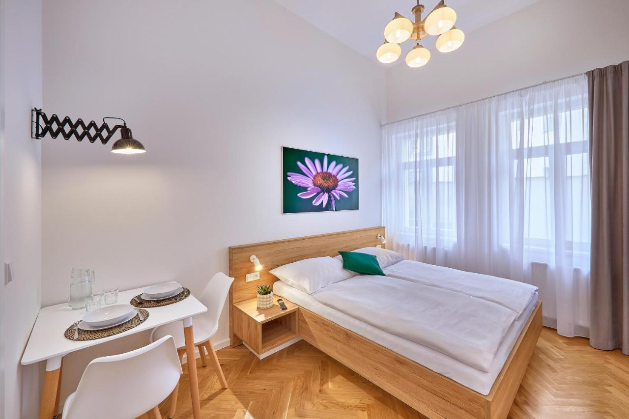Downtown Suites Rubesova Praag Buitenkant foto